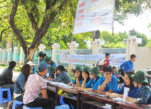 Các tình nguyện viên đang tư vấn cho các thí sinh tham gia kỳ thi THPT quốc gia
